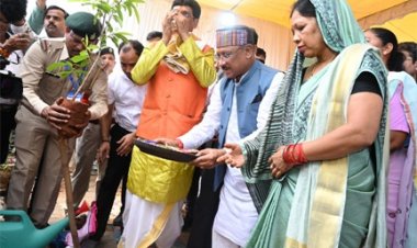 घर से गोबर लाकर लिपाई करते थे स्कूल की, छत की मरम्मत गांव वाले करते थे, अपने स्कूल पहुंचकर पुराने दिनों को याद किया मुख्यमंत्री ने,कहा शिक्षा से बहुत कुछ बदलता है