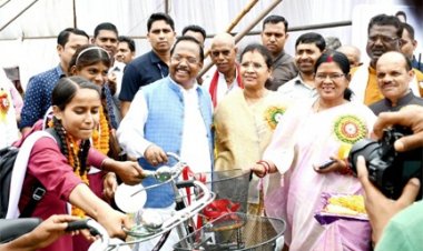 बच्चों के भविष्य निर्माण में अभिभावकों की भूमिका महत्वपूर्ण : मंत्री श्री रामविचार नेताम