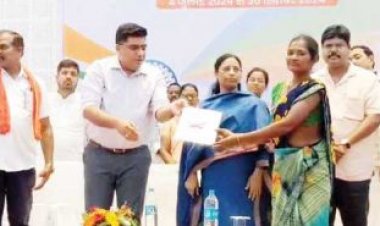 विधायक उसेंडी के हाथों नक्सल पीडि़त परिजनों को मिली अनुकंपा नियुक्ति