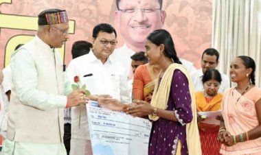 12वीं की मेधावी छात्रा वेदिका को सीएम ने किया सम्मानित, दो लाख का चेक भेंट