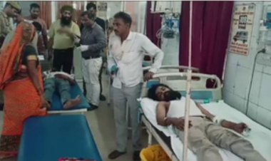 हाथरस में सड़क हादसा: बस ने खड़े कंटेनर को मारी टक्कर, 2 की मौत