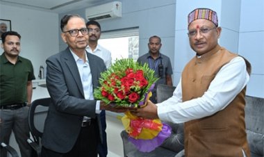 मुख्यमंत्री श्री विष्णु देव साय से 16वें वित्त आयोग के अध्यक्ष श्री अरविंद पनगढ़िया ने सौजन्य मुलाकात की