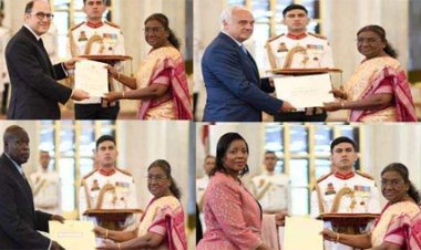 चार देशों के राजदूतों ने अपने परिचय पत्र राष्ट्रपति को सौंपे