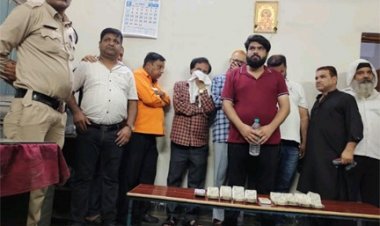 होटल पूनम में जुआ खेलते एक दर्जन जुआरी गिरफ्तार