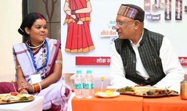 जब मितानिन दीदियों के साथ पंगत में बैठकर मुख्यमंत्री ने किया भोजन