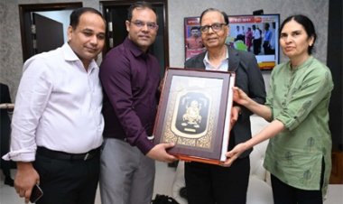 केंद्रीय वित्त आयोग के अध्यक्ष श्री अरविंद पनगढ़िया तथा वित्तआयोग के सदस्यों को स्वामी विवेकानंद विमानतल पर स्मृति चिन्ह भेंट कर दी गई बिदाई