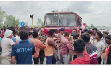 गढ़वा में सड़क हादसे में दो स्कूली बच्चों की मौत और कई जख्मी, गुस्साए लोगों ने वैन फूंकी, पुलिस पर किया हमला