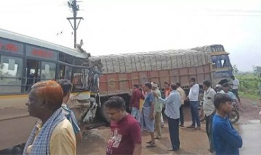 तेज रफ्तार बस और ट्रक की आमने-सामने भिड़ंत, ड्राइवर समेत 20 यात्री घायल
