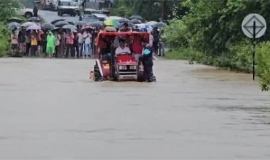 पानी में फंसे विधायक विक्रम मंडावी, खुद ट्रैक्‍टर चलाकर की सड़क पार