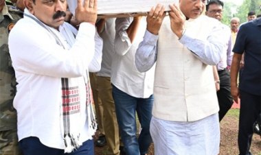मुख्यमंत्री साय और उप मुख्यमंत्री विजय शर्मा ने शहीद जवान के पार्थिव शरीर को कांधा देकर शहीद के निवास रायपुर-सड्डू के लिए किया रवाना