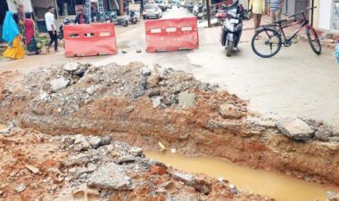 नाली बनाने खोद डाली  सडक़, बनी मुसीबत