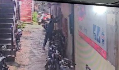 बेशकीमती सामानों को छोड़ चड्डी चोरी