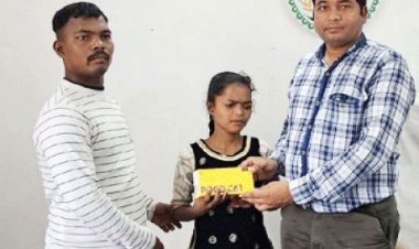 दृष्टिबाधित पार्वती को मोबाइल, कॉलेज की पढ़ाई में आसानी