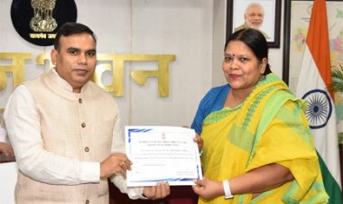 अतिविशिष्ट व्यक्तियों के आगमन पर उत्कृष्ट सेवा कार्य के लिए राजभवन के अधिकारियों-कर्मचारियों का सम्मान