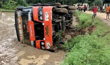 अनियंत्रित होकर बस पलटी, बाल-बाल बचे यात्री