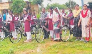 साइकिल पाकर खिले छात्राओं के चेहरे