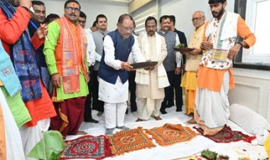 मुख्यमंत्री विष्णु देव साय, मंत्री नेताम के शासकीय आवास में गृह प्रवेश कार्यक्रम में हुए शामिल