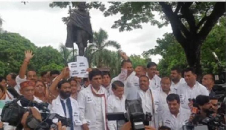 मध्य प्रदेश के कांग्रेस विधायकों का एप्रन पहन कर प्रदर्शन