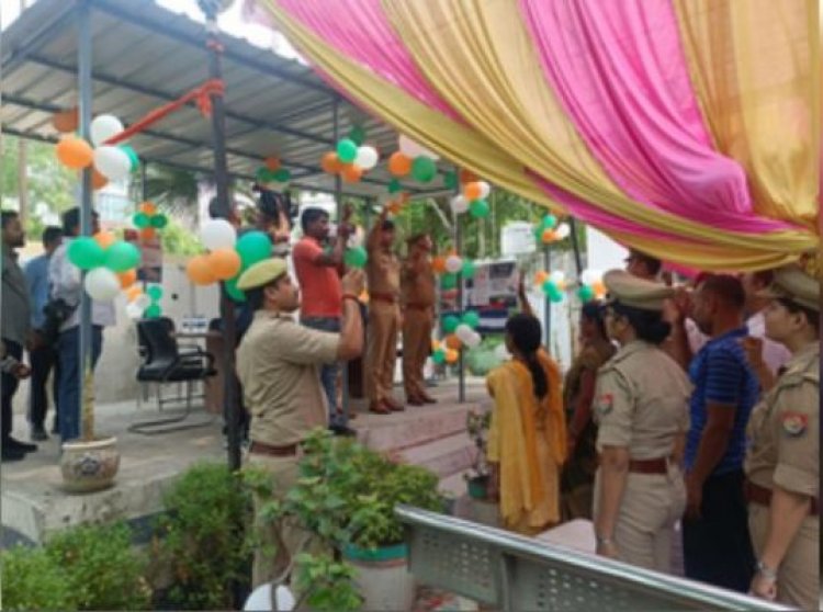 नोएडा : नए कानूनों के बारे में जागरूकता की कवायद शुरू, लोगों के बीच पहुंच रहे हैं पुलिस अधिकारी