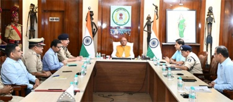 मुख्यमंत्री श्री विष्णु देव साय ने आज से देशभर में लागू हो रहे नवीन कानूनों पर आधारित पुस्तक का किया विमोचन