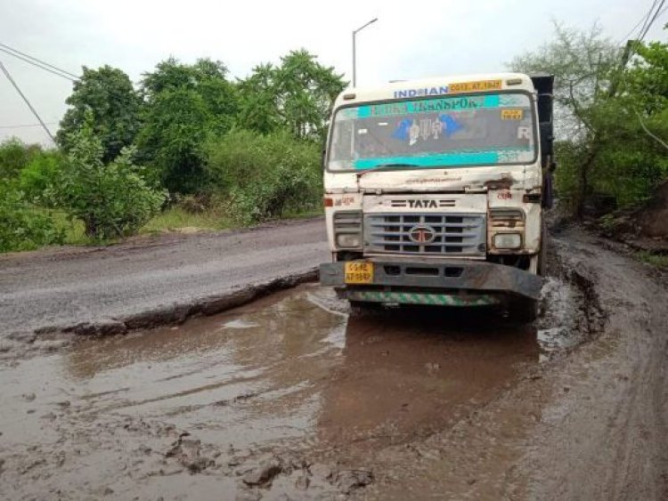 इन गड्ढों में कभी हो सकती है बड़ी दुर्घटना