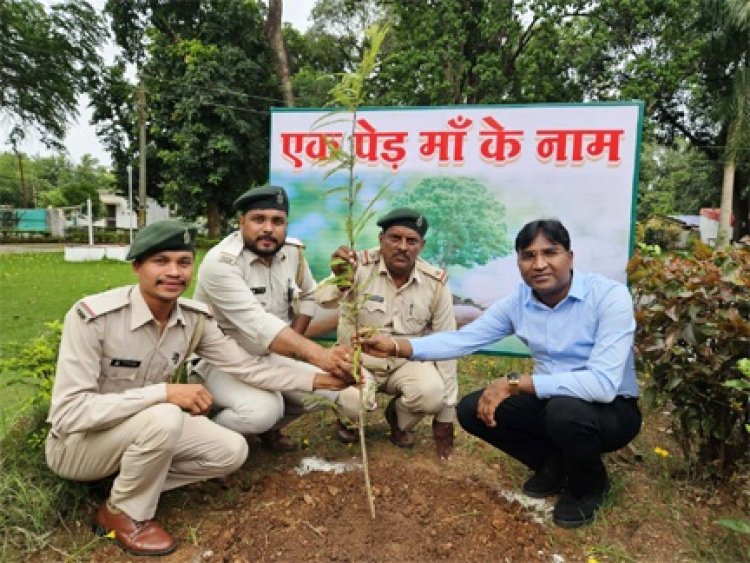 एक पेड़ माँ के नाम : कलेक्टर और सीईओ ने किया पौधरोपण