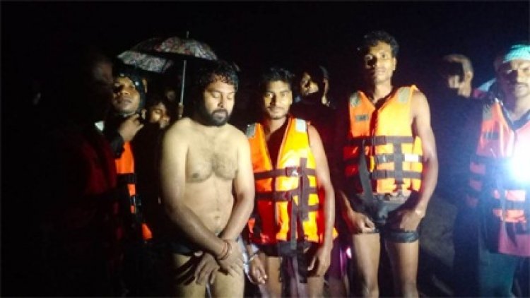 चित्रकोट जलप्रपात में फंसे तीन लोगों को रेस्क्यू टीम ने बचाया