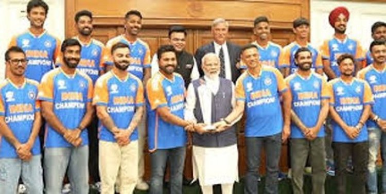 मोदी मिले टी-20 विश्वकप विजेता टीम से, बीसीसीआई अधिकारियों ने भेंट की जर्सी