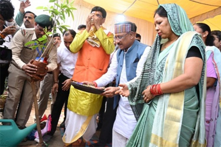 घर से गोबर लाकर लिपाई करते थे स्कूल की, छत की मरम्मत गांव वाले करते थे, अपने स्कूल पहुंचकर पुराने दिनों को याद किया मुख्यमंत्री ने,कहा शिक्षा से बहुत कुछ बदलता है