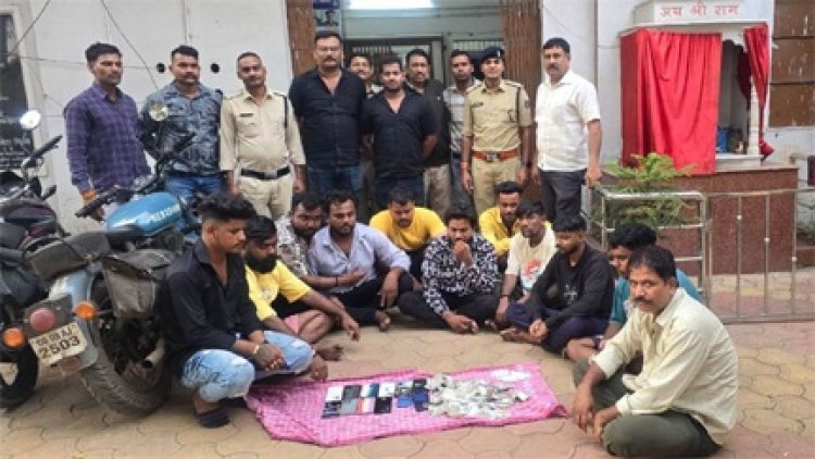 मोबाइल दुकान के ऊपर चल रहा था जुआ,10 गिरफ्तार