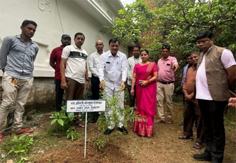 उद्योग मंत्री श्री लखन लाल देवांगन ने ‘एक पेड़ मां के नाम अभियान‘ के तहत लगाया ’आंवला’ का पौधा लोगों से अधिक से अधिक पौधे लगाने की अपील