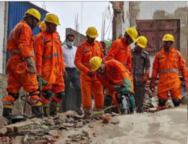 झारखंड के देवघर में तीन मंजिला भवन गिरा, तीन की मौत, सात सुरक्षित निकाले गए