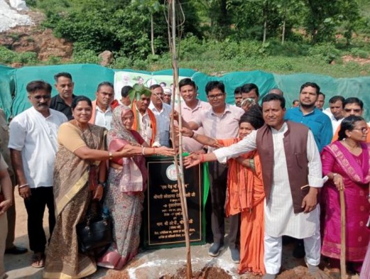 वित्त मंत्री ओपी ने मां के नाम रोपा पीपल का पौधा