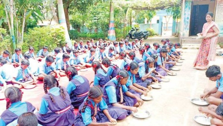 शिक्षिका ने जन्मदिन पर कराया न्योता भोज