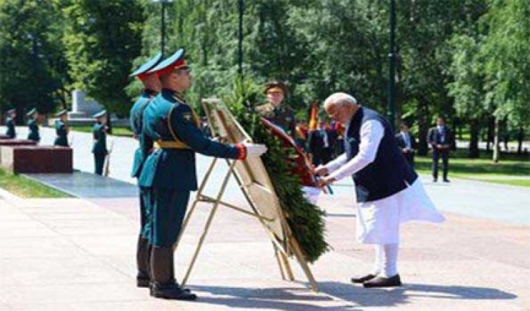 मोदी ने युद्ध स्मारक पर श्रद्धांजलि दी, रोसाटॉम पवेलियन का भ्रमण किया