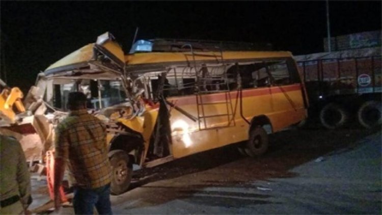 ओवरटेक के प्रयास में ट्रक से भिड़ी बस, क्लीनर सहित दो की मौत