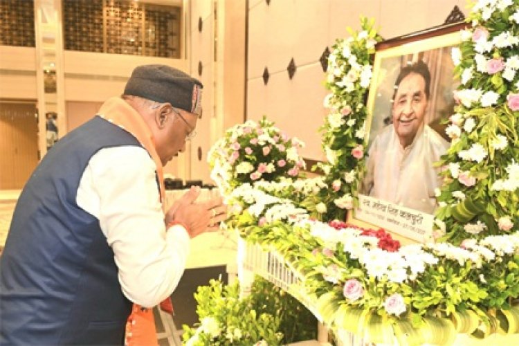 मुख्यमंत्री विष्णु देव साय और केंद्रीय ऊर्जा मंत्री मनोहरलाल खट्टर ने स्वर्गीय महेंद्र सिंह कलचुरी की शोक सभा में शामिल होकर श्रद्धांजलि दी