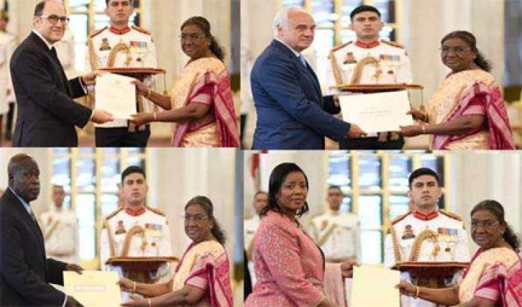 चार देशों के राजदूतों ने अपने परिचय पत्र राष्ट्रपति को सौंपे