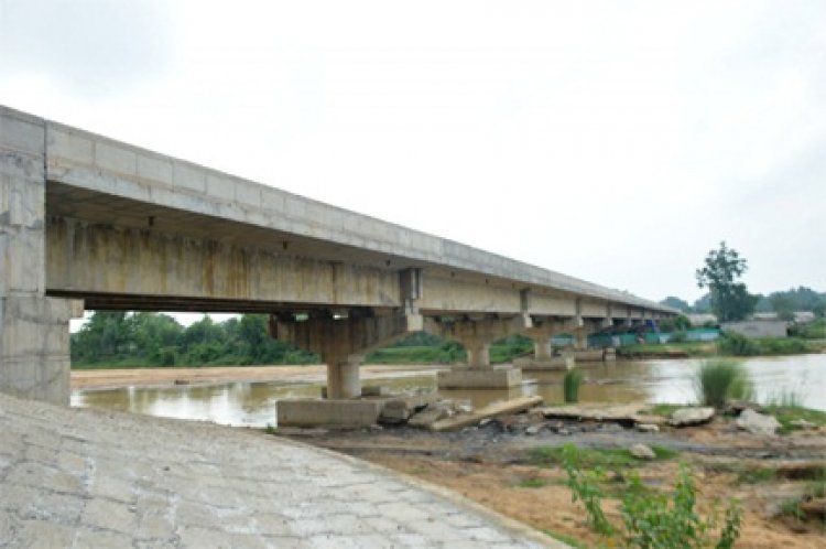 छिंदई नदी में बना उच्च स्तरीय पुल, ग्रामीणों के लिए आवागमन का रास्ता गया खुल