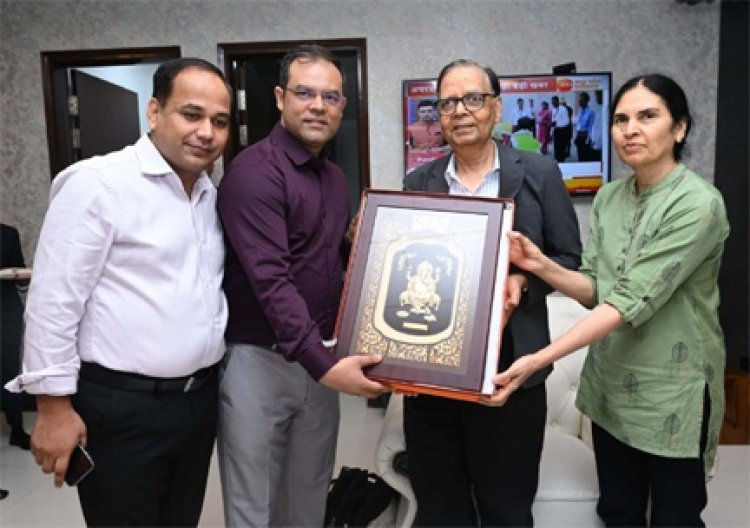 केंद्रीय वित्त आयोग के अध्यक्ष श्री अरविंद पनगढ़िया तथा वित्तआयोग के सदस्यों को स्वामी विवेकानंद विमानतल पर स्मृति चिन्ह भेंट कर दी गई बिदाई