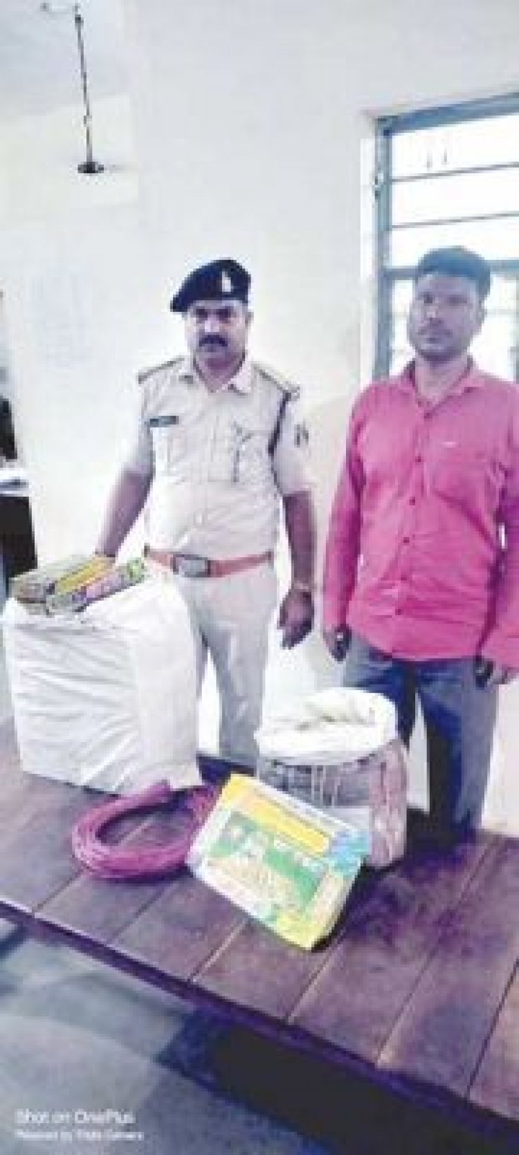 घर में पटाखे बना रहा युवक गिरफ्तार