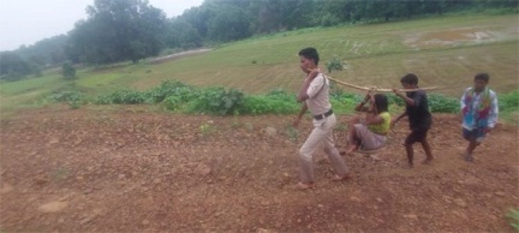 पुलिस के जवान ने पेश की मानवता की मिसाल : प्रसव पीड़ा के दर्द से तड़पती महिला को कांवर से उठाकर पहुंचाया अस्पताल