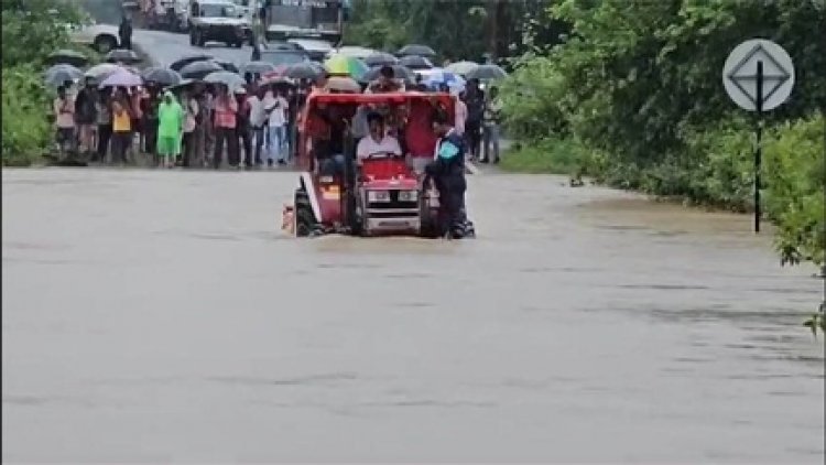 पानी में फंसे विधायक विक्रम मंडावी, खुद ट्रैक्‍टर चलाकर की सड़क पार