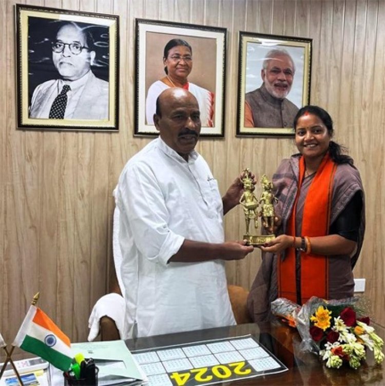 केंद्रीय मंत्री डॉ. वीरेन्द्र कुमार खटीक से मंत्री श्रीमती लक्ष्मी राजवाड़े ने की सौजन्य मुलाकात