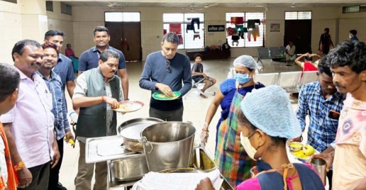 मरीजों को मिलने वाले भोजन को विधायक ने खाया,  कहा अच्छा मिल रहा खाना मरीजों को