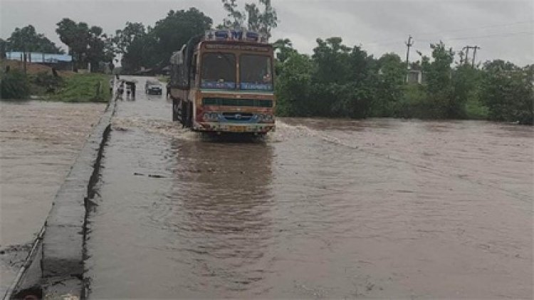 भारी बारिश से नदी–नाले उफान पर