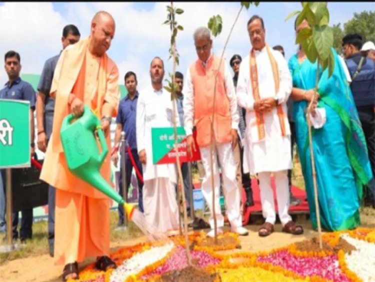 अकबर नगर की जमीन पर सीएम योगी ने शुरू किया वृक्षारोपण, दस हजार पेड़ से बनेगा सौमित्र वन