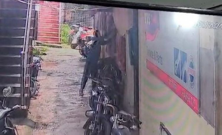 बेशकीमती सामानों को छोड़ चड्डी चोरी