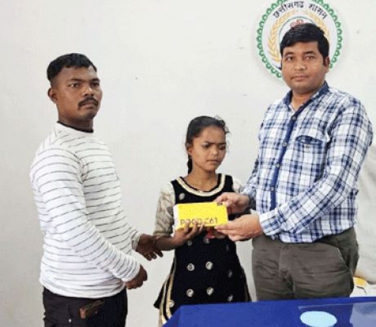 दृष्टिबाधित पार्वती को मोबाइल, कॉलेज की पढ़ाई में आसानी