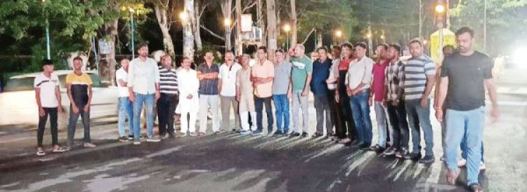 अंबिकापुर-रेणुकूट रेल लाइन अशासकीय संकल्प पारित होने पर बांटी मिठाई